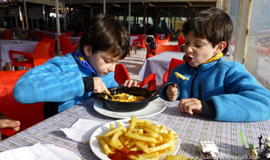 Los pekes dando cuenta de sus tortillas en cazuelita