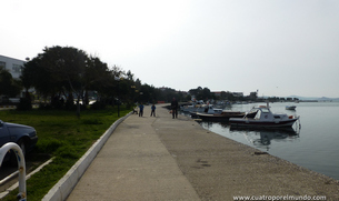 Recorriendo el paseo maritimo hacia el centro del pueblo