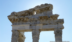 Restos de la entrada al templo