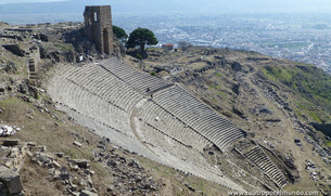 Vista latera del teatro donde se puede apreciar la inclinacion