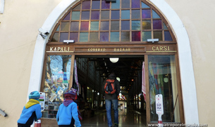 Entrando en el bazar cubierto