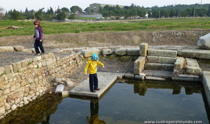 Tentando la suerte junto al agua en la zona de los baños