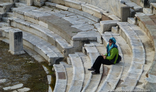 Descansando en el teatro del Asklepeion