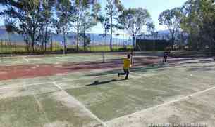 Jugando al futbol en las canchas de tenis