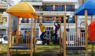 Los pekes jugando en un parque de Igoumenitsa