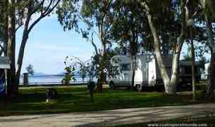 Aparcados ya en el camping frente a la playa de Drepano