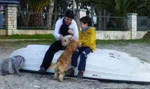 Jugando con Ringo en la playa frente al camping