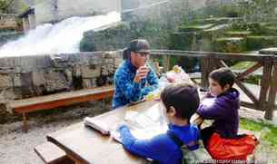 Comiendo al lado de la cascada