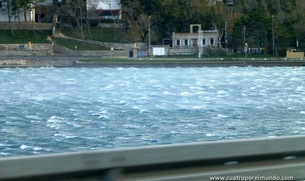 Vista del mar sacudido por el viento