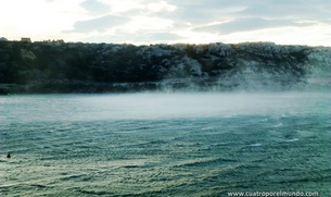 El viento levanta el agua y la pulveriza. Flipante.