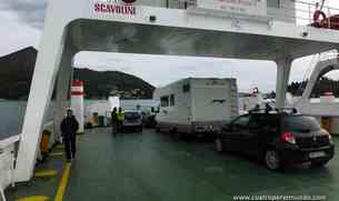 La autoca montada en el Ferry Kamenari-Lepetane