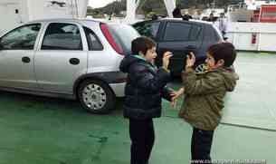 Los pekes jugando en el Ferry