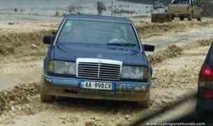 Los mercedes a toda pastilla por el barro. Flipante.