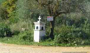 Representacion de iglesia en miniatura en el arcen de la carretera