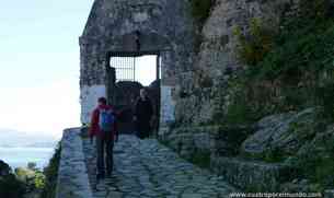 Puerta de entrada al fuerte. ¡Menos mal que está abierta!