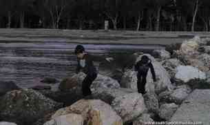 Los pekes saltando de roca en roca por el espigon