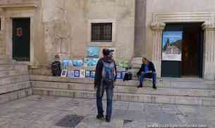 Un pintor expone acuarelas en las gradas de la plaza. Muy chulas
