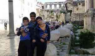 Elena y los pekes en las piedras junto a la plaza