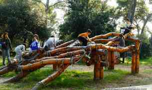 Los pekes jugando en las estructuras de troncos