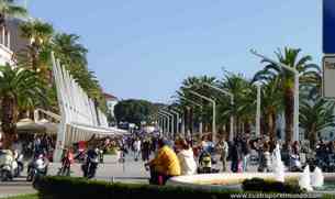 El paseo marítimo atiborrado de gente