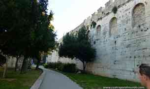 Recorriendo la parte trasera de la muralla de la ciudad