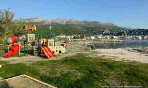 Parque para los pekes en el interior del camping junto a la playa