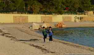 Los pekes corriendo por la playa de piedras que habia entre el camping y el pueblo