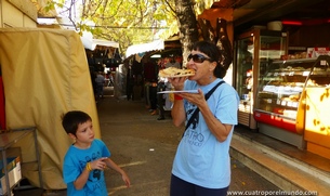 Zampando un trozo de Pizza delicioso