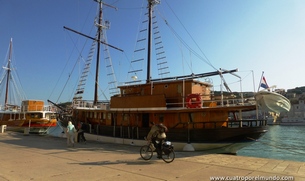 Barco precioso en la marina de Trogir
