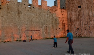 Partidito de futbol al pie de la muralla.